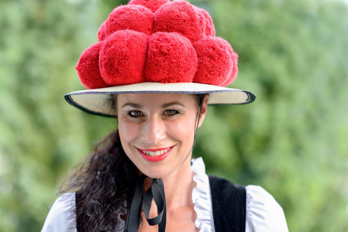Frau mit traditionellen Schwarzwald Bollenhut