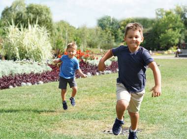 Kinder rennen über Wiese