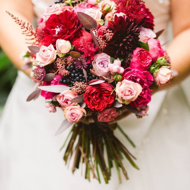 Detailbild eines Brautstrauß mit rosa und roten Blumen